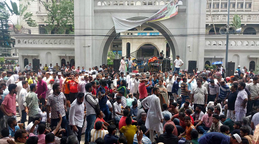 নগর ভবনের সামনে ৬ষ্ঠ দিনের মতো বিক্ষোভে ইশরাকের সমর্থকেরা